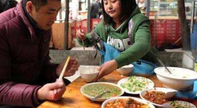 丈夫瘫痪在床,妻子无情抛弃他:废物一个 连夫妻生活都过不了