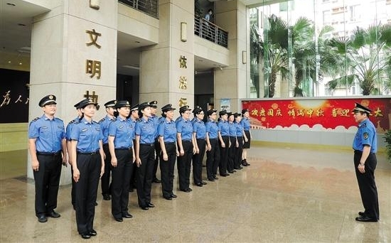 执法车变救护车 满载一街赞许声