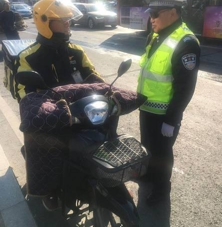 四平交警拾金不昧 手机失而复得