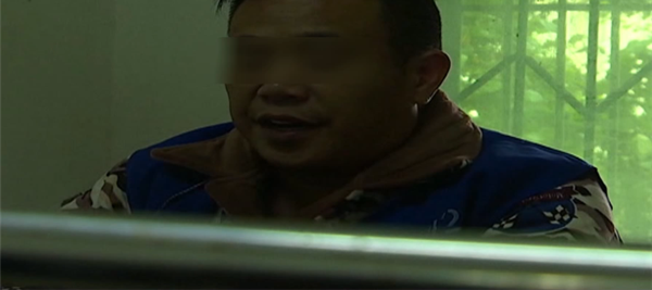 校车超载被警察驾私车逼停 车上塞47个娃超员31人