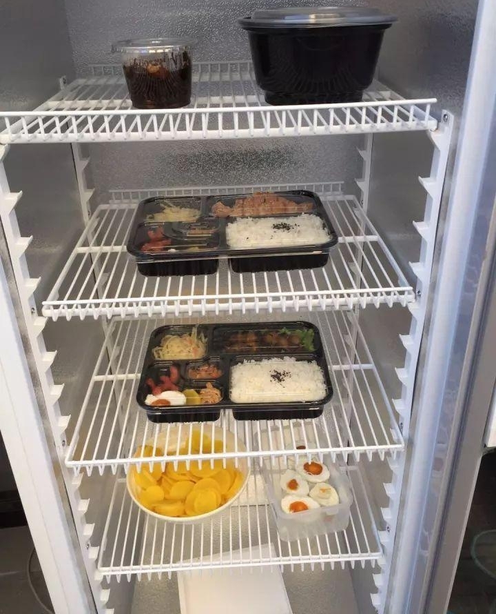 有人在永嘉街头放了台冰箱 食物免费自取 结果…