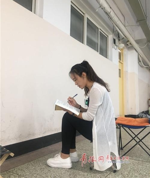 探访青岛“考研族”:备考似重历高考 手机成诱惑