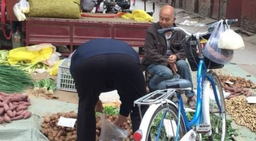 地摊卖菜的大爷:你们别用微信给钱了,钱都给没了 真是让人气愤