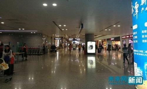 ���ٽ���ӭ���̸߷� ��������һ�߹�����Ա��ƽ������