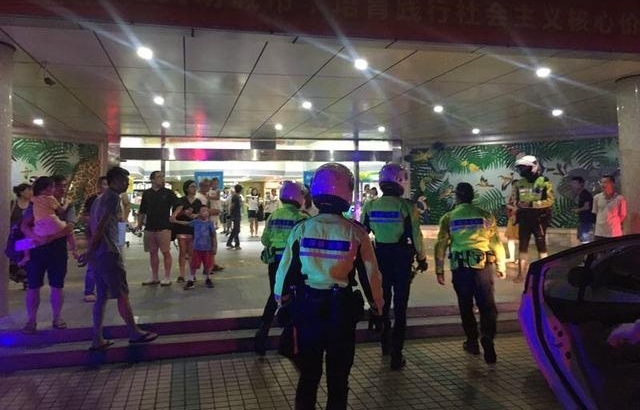 与时间赛跑:孩子抽搐病重,深圳交警铁骑紧急送医!