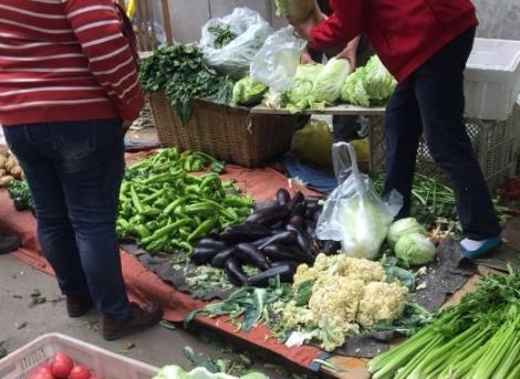 地摊卖菜的大爷:你们别用微信给钱了,钱都给没了 真是让人气愤