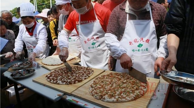 小吃店老板,一个煤炉一口大锅做中国的比萨,年入50万
