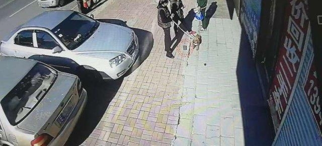 钱包掉地上 过路女脚踢手捡只用两秒拿走