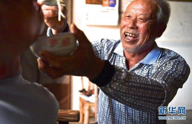 “来到身边就是缘分,有我一口就有他一口”
