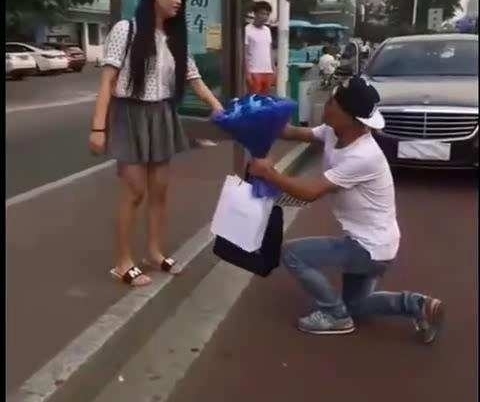 ���۳���ͣ���󵱽���Ů����飬Ů�����ķ�Ӧ�ñ��۳���������