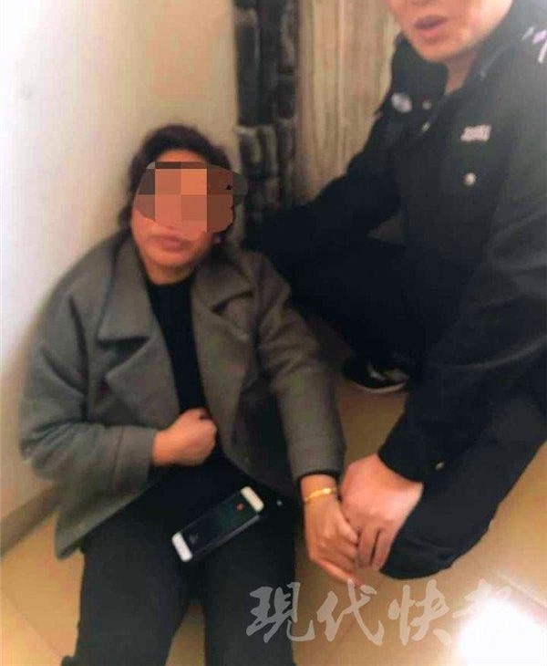 女子突发心脏病倒在自家楼下 碰巧他们经过