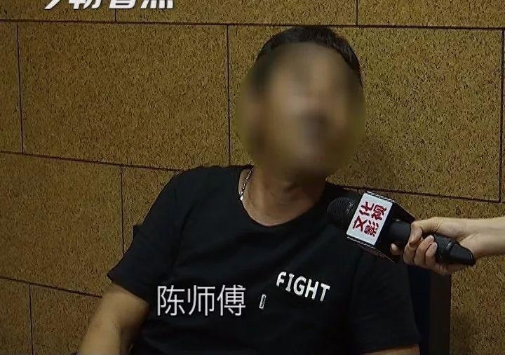 晕!嘉兴街头一男一女在奥迪车里东倒西歪,原来在做这事…