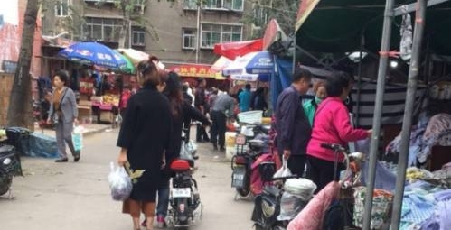 地摊卖菜的大爷:你们别用微信给钱了,钱都给没了 真是让人气愤