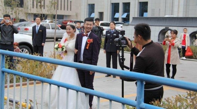 这对新人结婚 特警荷枪实弹夹道欢迎