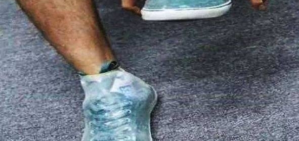公路旁的避孕套堆积如山,老司机看到都想歪,真相却是这样的!