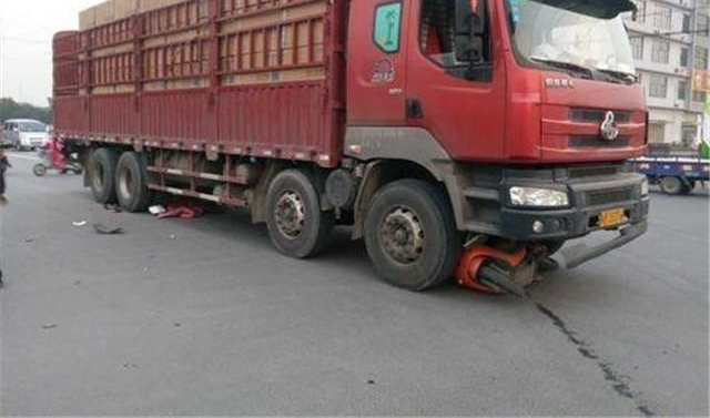 ������綯��ײ�ˣ��ؼһ�������ײһ�Σ�ԭ�����˿�Ц���ã�