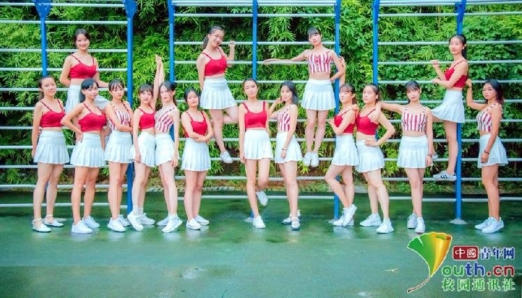 重庆高校“篮球宝贝”宣传照走红 满屏都是大长腿