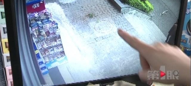 扫把、锅铲、花盆 这个小区居民楼上啥都敢往下掉