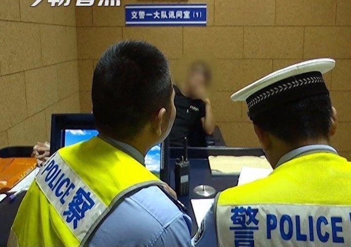 晕!嘉兴街头一男一女在奥迪车里东倒西歪,原来在做这事…