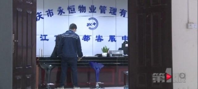 扫把、锅铲、花盆 这个小区居民楼上啥都敢往下掉