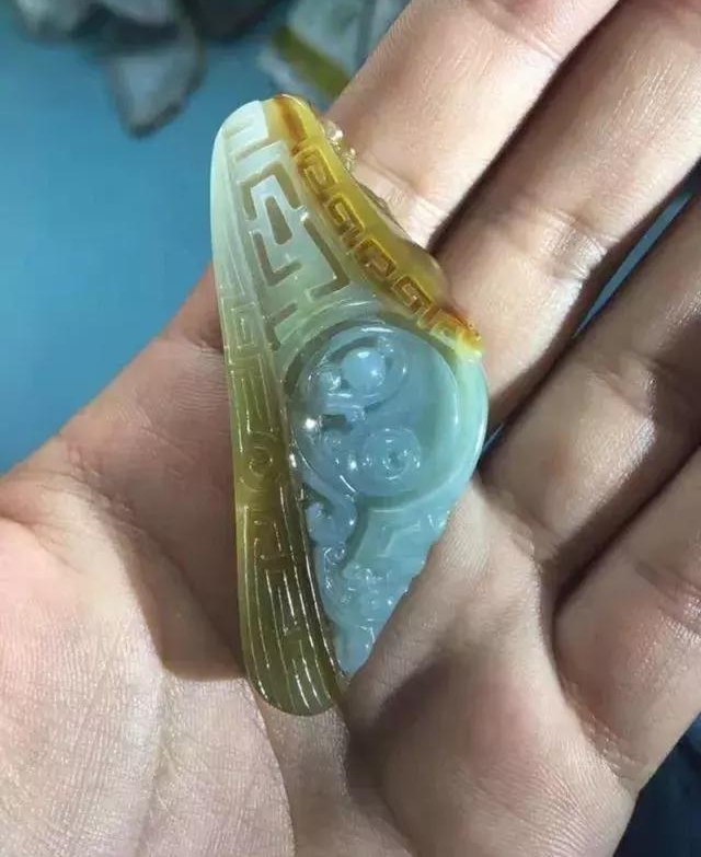 不一样的翡翠原石,结果被雕刻师玩出不一样的效果,雕刻师真会玩