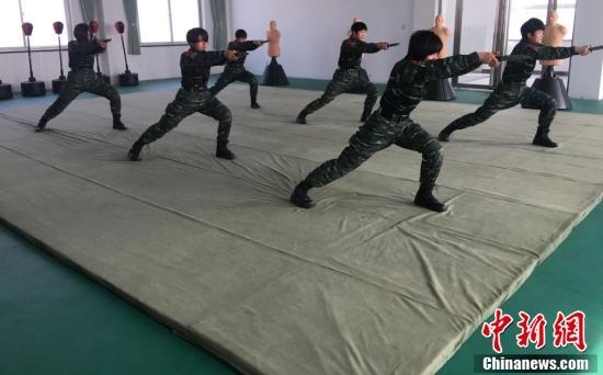 武警“女子班”展示匕首操 霸气十足不输男儿