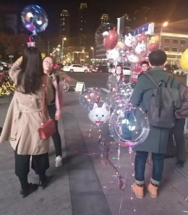 一夜之间,这种会发光的透明气球占领街头!波波球颜值高隐患也大!