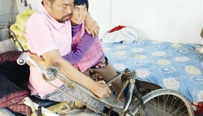 数万次抱起放下 68 岁母亲照顾截瘫儿子多年