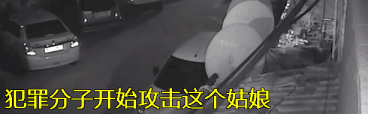 ���ޣ�ӡ��һŮ�ӱ�β�湥����һȺ�������ε�������