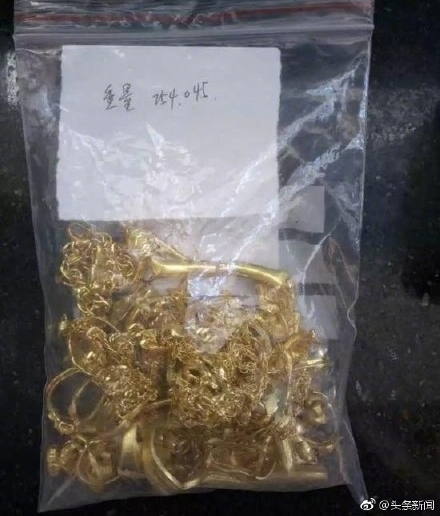 向女装大佬低头 男子扮女装闯女浴室 身材魁梧声音粗犷被识破