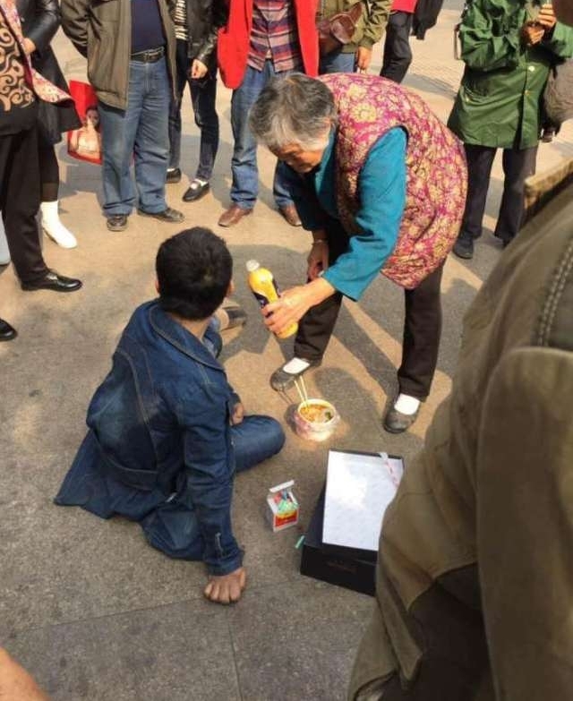 残疾小伙双手不便好心奶奶一口一口喂他