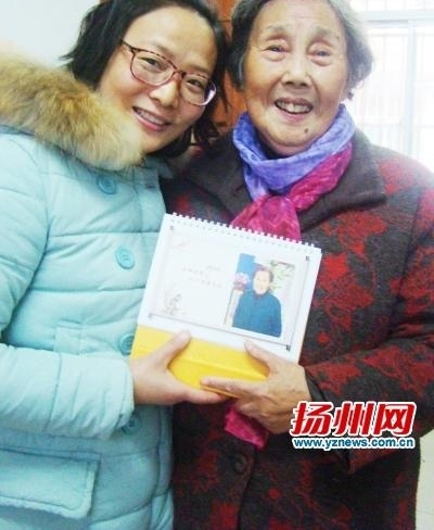 退休老师75岁起学英语学国画 自画台历送学生庆90岁生日