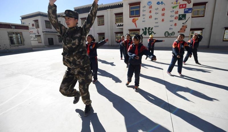 定结县边防派出所“边防妈妈”和孩子的二三事:为孩子开启一扇求知的门