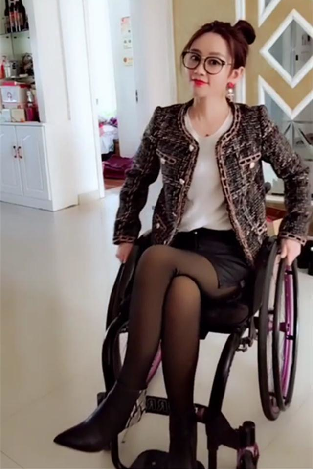32���̱������Ů������˫�ֿ���������Ͱ����ϧ����������Ů��