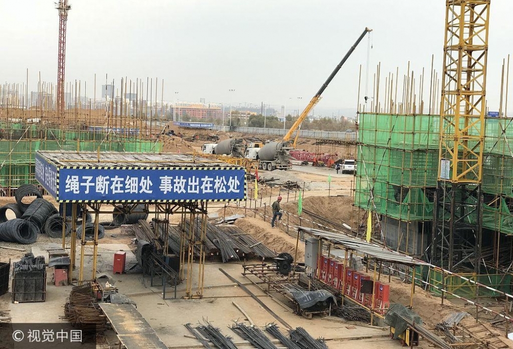 陕西榆林:在建工地塔吊倒塌 砸中数名工人