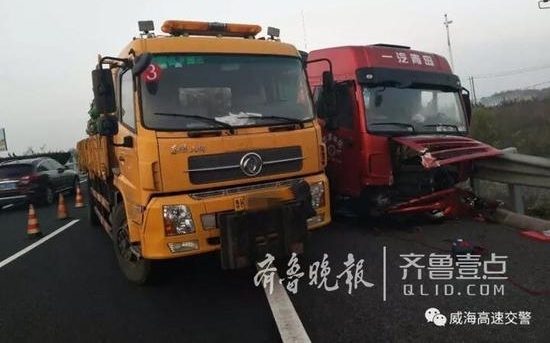 险!司机高速上开车时睡着 车辆失控冲进对向车道