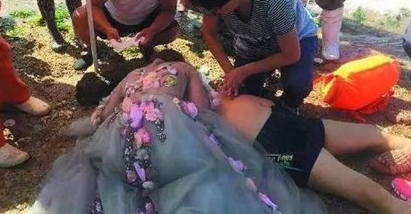 接亲路上新娘突然抱住陌生男子狂吻,新郎却在一旁加油鼓劲