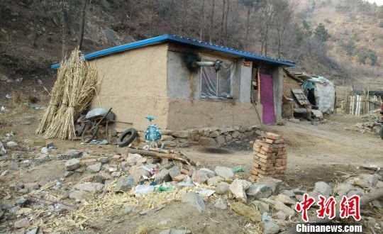 �ӱ��е�8������Ů��ǣ�������� �����ڽ���