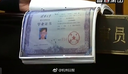 向女装大佬低头 男子扮女装闯女浴室 身材魁梧声音粗犷被识破