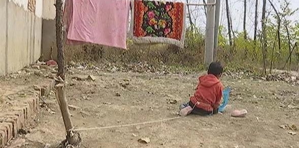 安徽农村5岁男童因无人照看每日被栓木桩 先别急着怪家长