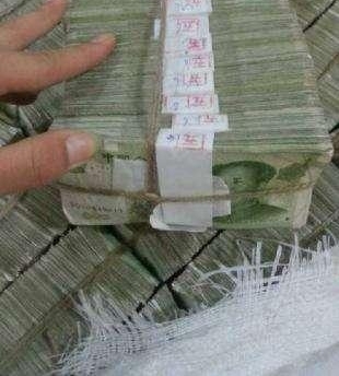 男子吃饭用20万张一元纸币结账,吓坏一大堆人,得知原因让人叫好