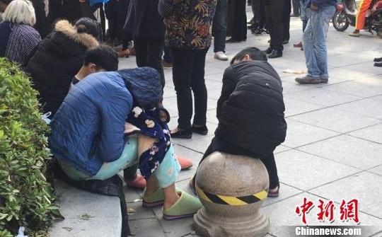浙江江北爆炸现场一片狼藉 亲历者:还以为是地震