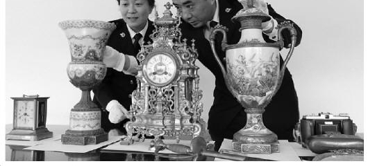 大连海关向文物部门移交65件文物