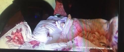 夫妻连生仨女儿 7万卖女儿后反悔被要求加1万买回