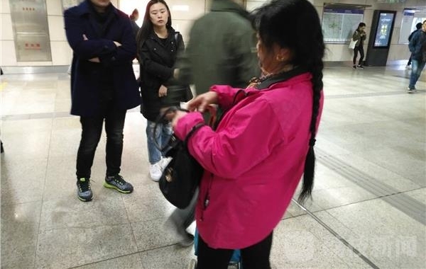 使用“敬老卡”逃费,诚信岂无价?