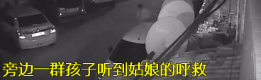 ���ޣ�ӡ��һŮ�ӱ�β�湥����һȺ�������ε�������