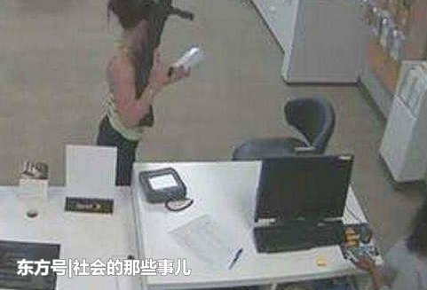 ��Ů�������ֻ�û�а�ʱ�͵������Կ��Ų�ǹ����ȥȡ�ֻ���