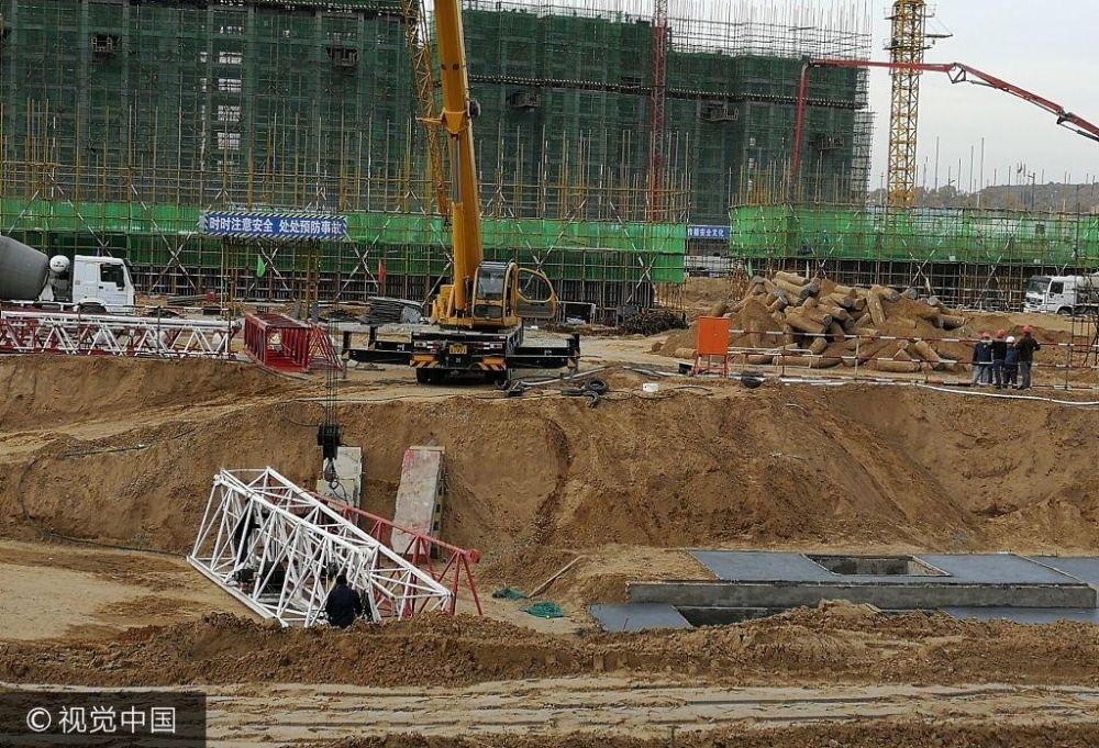 陕西榆林:在建工地塔吊倒塌 砸中数名工人