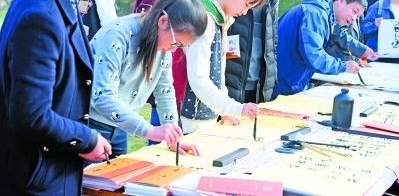 本报小学员现场感受书法魅力