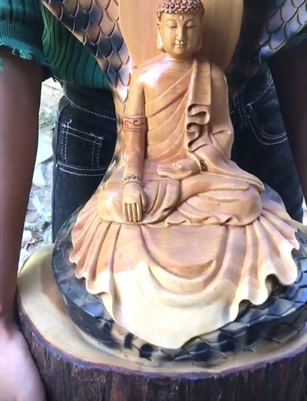 美女不动声色的捧着一条大蟒蛇,转过蛇头来才让人目瞪口呆